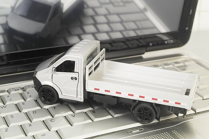 Symbolbild_Transporter_Tastatur Transportermodell auf Laptoptastatur