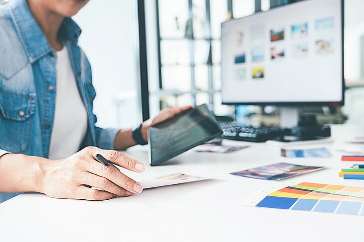 Werbeagentur Grafikdesigner bei der Arbeit