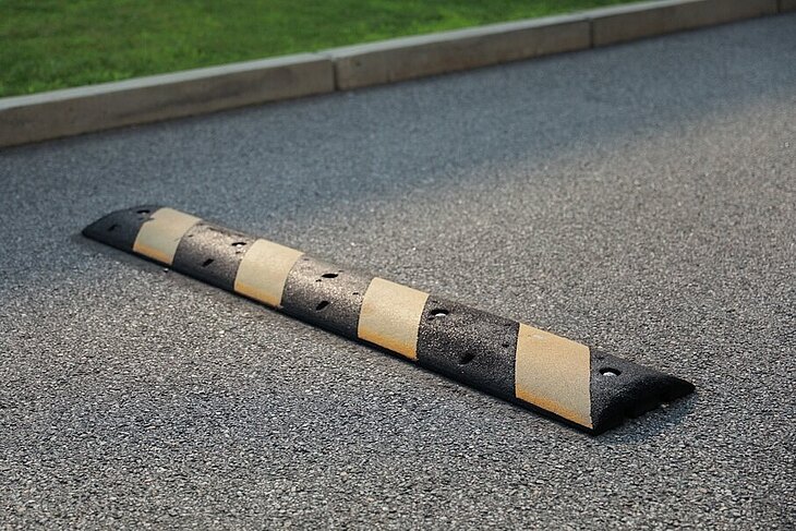 Schwelle Straßenschwelle mit gelben und schwarzen Streifen