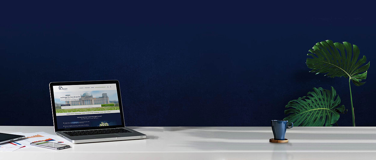 Laptop auf einem Schreibtisch mit der geöffneten Startseite des Deutschen Ausschreibungsblattes